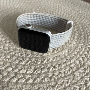 Apple Watch series 6 + 6 adjustable and washable bands + 2 charging cords!
